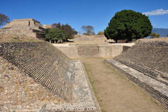 Um 'estádio' da época, usado para os famosos 'juegos de pelota' pré-colombianos, em Monte Albán, ao lado de Oaxaca, no México